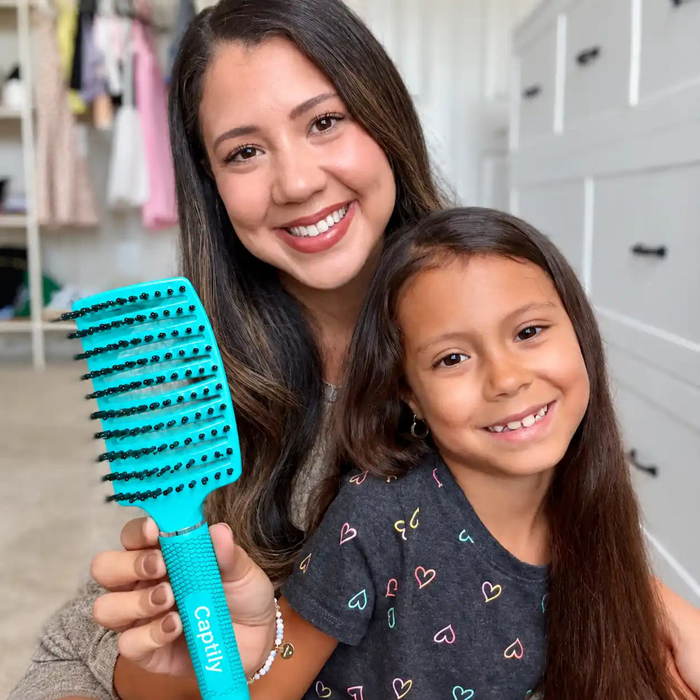 Une maman et sa fille sourient en tenant la Butter Brush