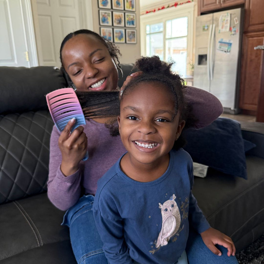 Une maman et sa fille sourient en tenant la Butter Brush